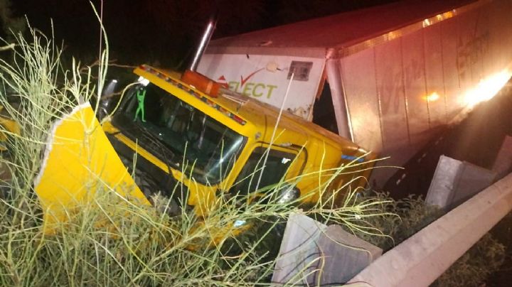 Trailero se salva milagrosamente de la muerte tras chocar y salirse de la Carretera a Nuevo Laredo