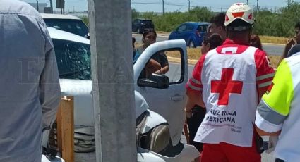 Conductor se queda sin frenos y se estrella contra un poste de CFE en Nuevo Laredo; está grave