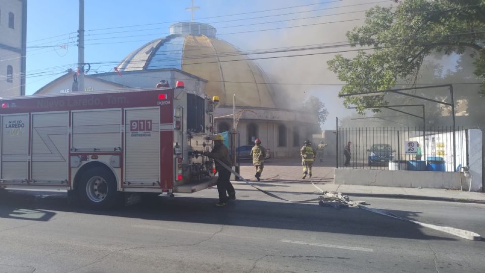 El departamento de Bomberos de Nuevo Laredo llegó rápidamente al lugar.