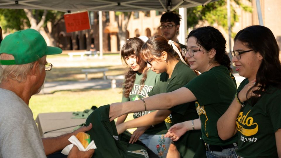 Los estudiantes recibieron camisetas, donas y café gratis