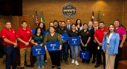 Alumnos del Laredo College reciben computadoras portátiles donadas por Consulado General de México