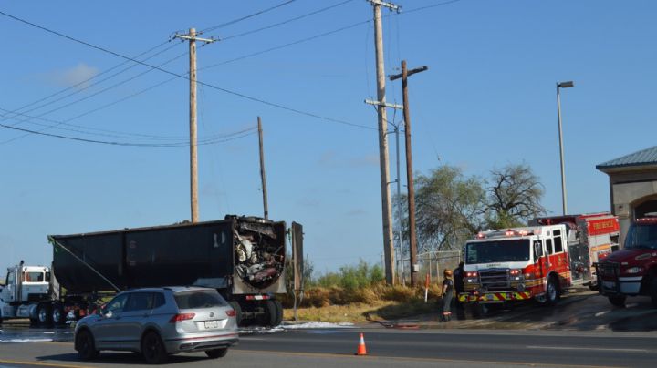 Se incendia carga de tráiler en Laredo; transportaba chatarra a 'Yonque'