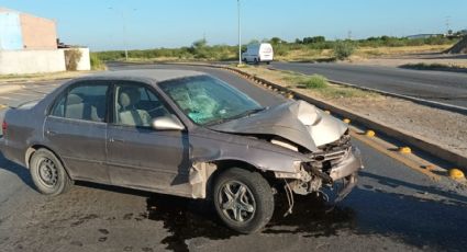 Se estrella contra poste y abandona auto cerca de las Casas Geo en Nuevo Laredo