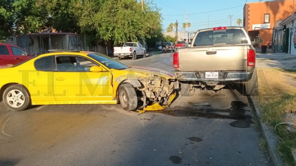 La irresponsabilidad de conducir distraído por su teléfono inteligente, terminó en un aparatoso accidente que pudo costarle la vida