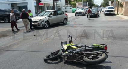 Motociclista sufre aparatoso accidente en la Colonia Guerrero de Nuevo Laredo; se salvó de milagro