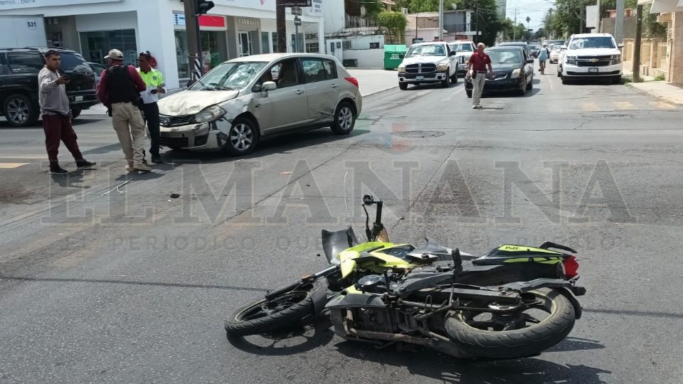 El afectado, un joven de 19 años, sufrió las consecuencias de no respetar el semáforo en rojo, quedando sumamente lesionado en el encontronazo