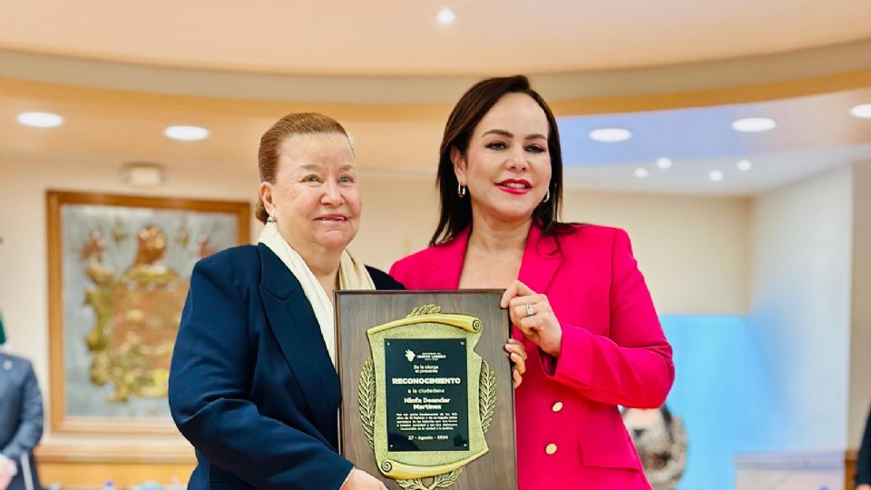 Ninfa Deándar Martínez recibió el reconocimiento de manos de la alcaldesa.