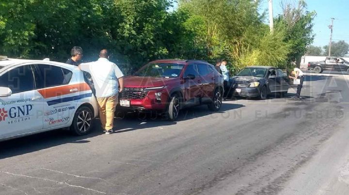 Conductor derrapa y choca con camioneta en la Lago de Chapala