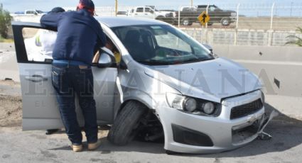 Mujer pierde el control de su vehículo en Carretera Aeropuerto; sintió un impacto por atrás