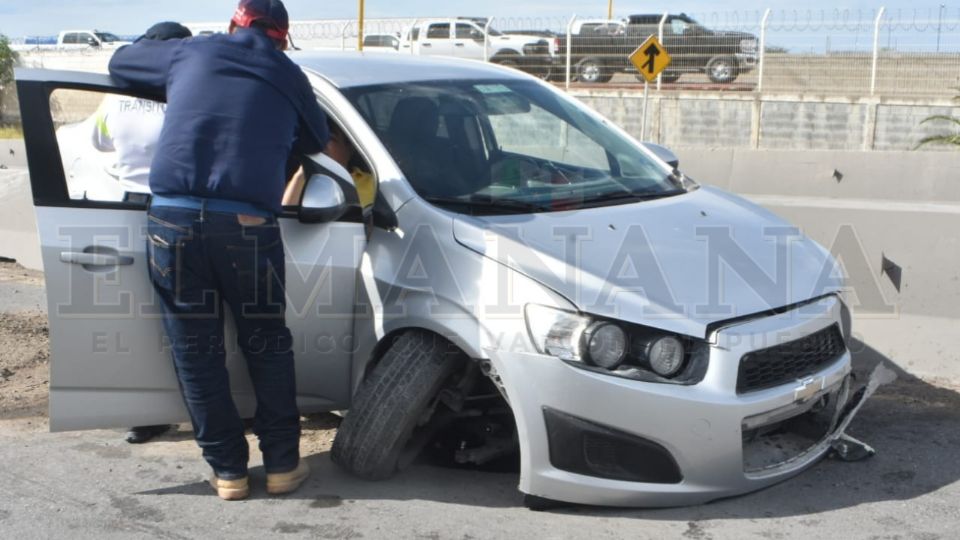 La fuerza del impacto destruyó los ejes de las llantas en la parte delantera de la unidad, mientras su conductora salió milagrosamente ilesa