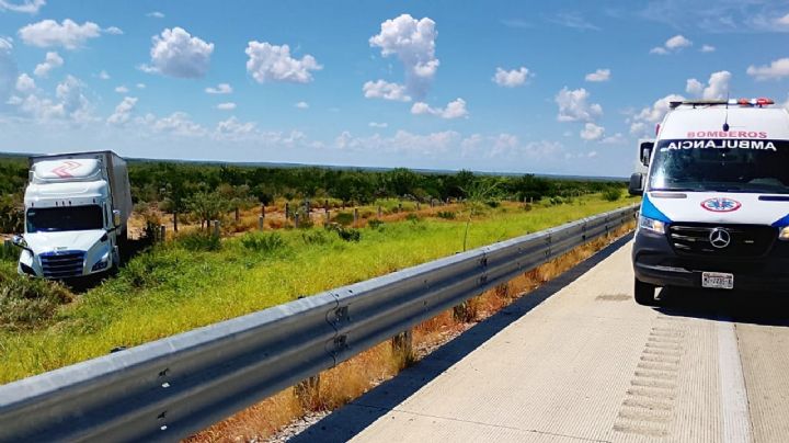 Joven trailero se queda dormido al volante y causa accidente; se salva de milagro