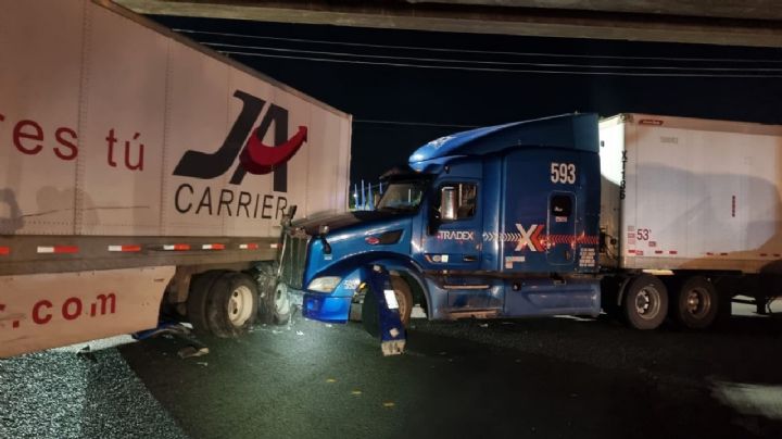 Trailero invade carril y provoca aparatoso accidente en el puente de la Corona