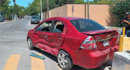 Camioneta embiste a Aveo de forma violenta en la calle 20 de Noviembre y huye del lugar