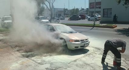 Se le incendia a Don Vidal su Stratus y empleados de gasolinera la hacen de 'héroes'