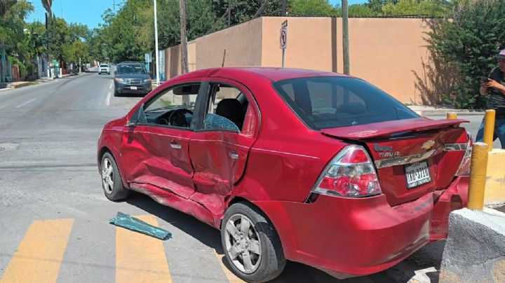 Camioneta embiste a Aveo de forma violenta en la calle 20 de Noviembre y huye del lugar