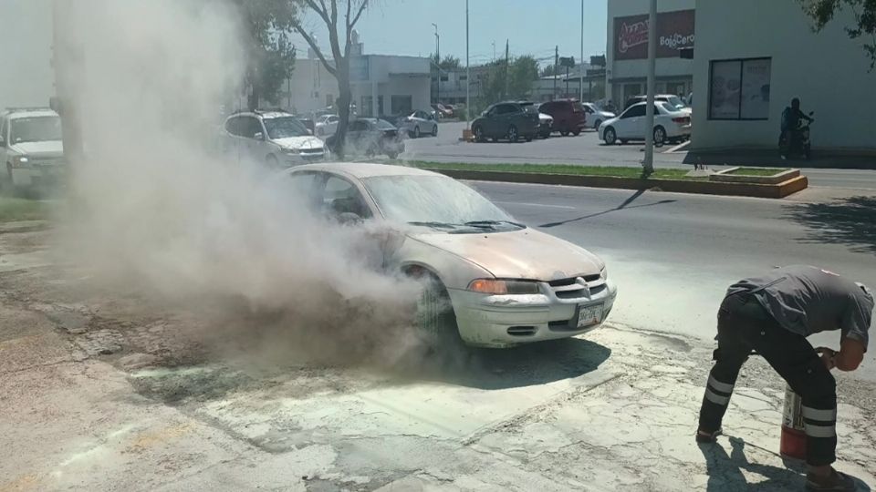 Con un extinguidor intentaron sofocar las llamas.