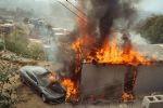 Se quiso colgar de un poste de luz para cargar su Tesla y termina incendiando casa en la frontera