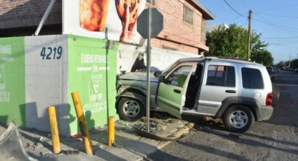 Choca su Jeep contra un auto y casi se mete hasta la cocina de una casa en la Colonia San Rafael