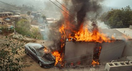 Se quiso colgar de un poste de luz para cargar su Tesla y termina incendiando casa en la frontera