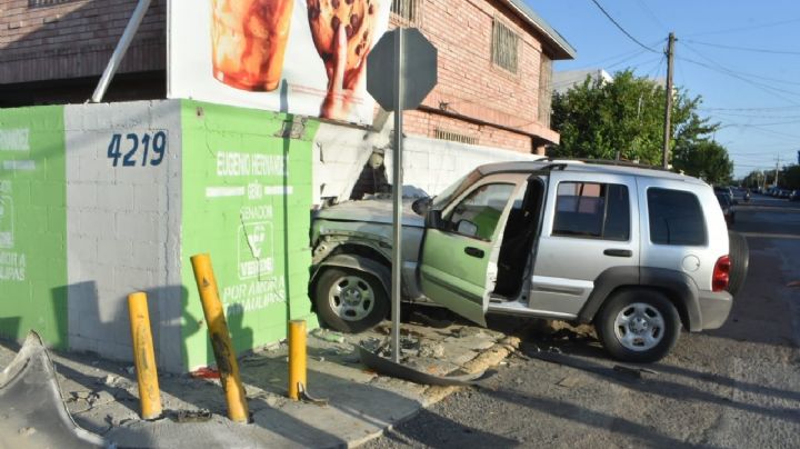 Choca su Jeep contra un auto y casi se mete hasta la cocina de una casa en la Colonia San Rafael
