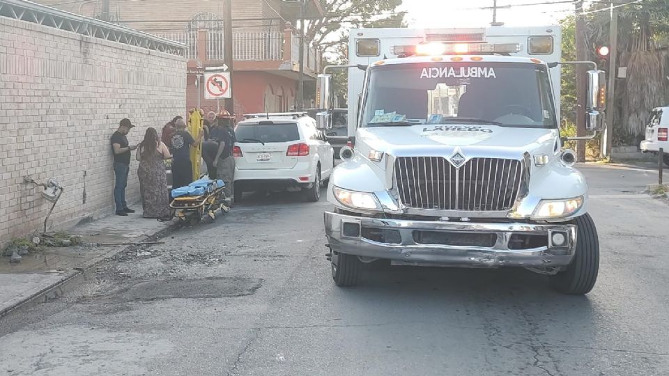 Arrolla a una mujer y se lleva medidor de gas