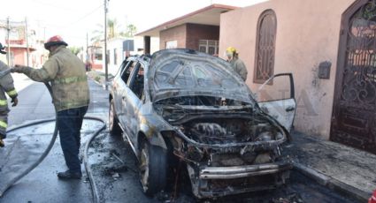 Camioneta se incendia inesperadamente en Nuevo Laredo; las llamas casi consumen otra unidad