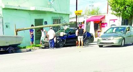 A jovencito le fallan los frenos, tumba poste y mufa en la colonia Solidaridad