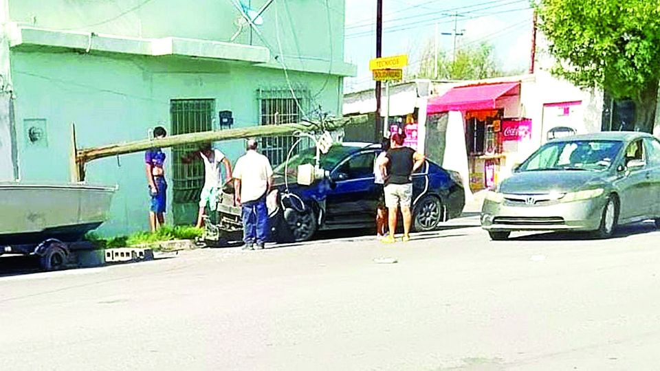 Debido a la velocidad, el coche siguió su trayectoria e impactó el poste de madera