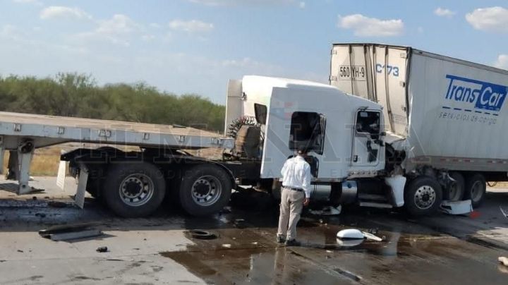 Trailero se salva de milagro tras chocar contra contenedor en el Puente del Comercio Mundial