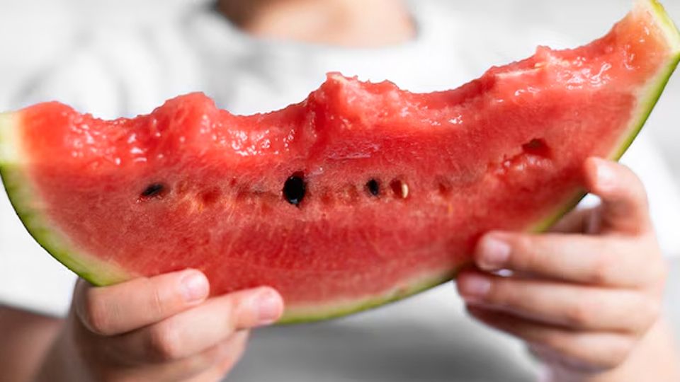 La manera correcta de comer sandía