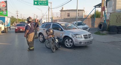 Vive para contarlo: motociclista choca aparatosamente con carro que se le atravesó en Nuevo Laredo