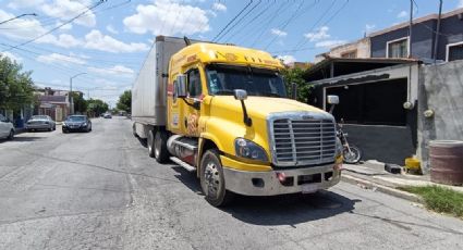 Tráiler se lleva de encuentro cables de energía eléctrica y una mufa en la colonia Infonavit