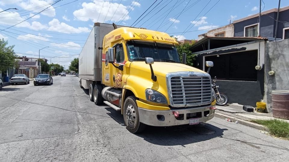 Este tráiler se llevó de encuentro los cables de luz y una mufa