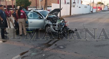 Abuelito queda herido tras impactarse contra enorme camioneta en la Héroe de Nacataz