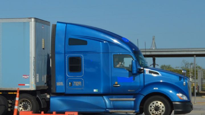 Hombre roba un tráiler remolque en Laredo; fue rápidamente detenido