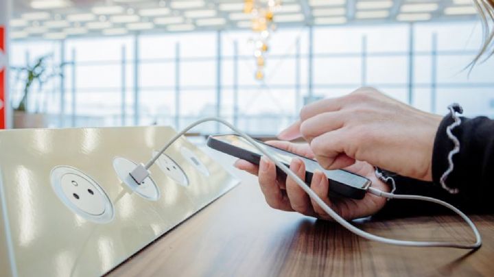 El peligro al que te enfrentas al usar los puertos USB para cargar tu cel en un sitio público