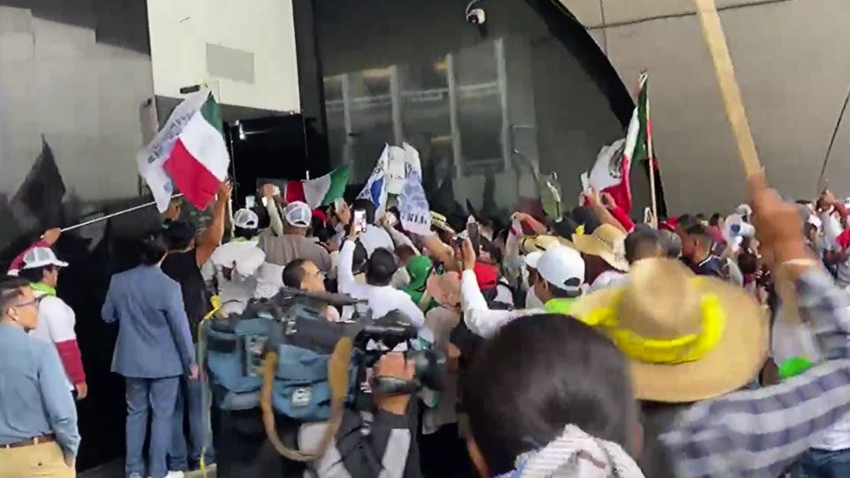 Manifestantes rompieron los candados de una puerta del recinto.