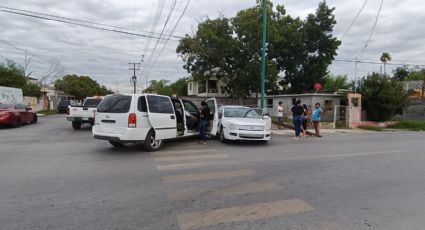 Reportan fuerte choque entre conductoras en la colonia Hidalgo; poste cae encima de auto