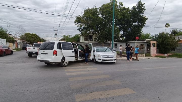 Reportan fuerte choque entre conductoras en la colonia Hidalgo; poste cae encima de auto