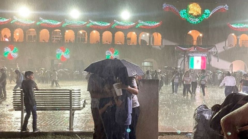 Durante la ceremonia del Grito en 2023, una tormenta sorprendió a los neolaredenses.