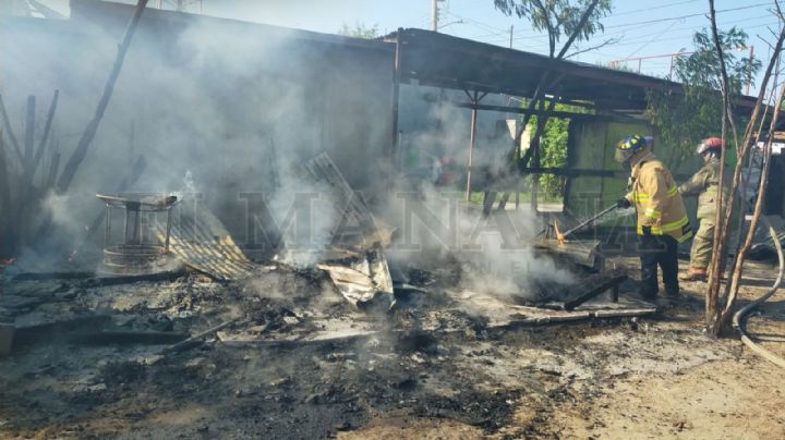 Incendio consume propiedad en la Colonia Pancho Villa; casi afecta a casa de material