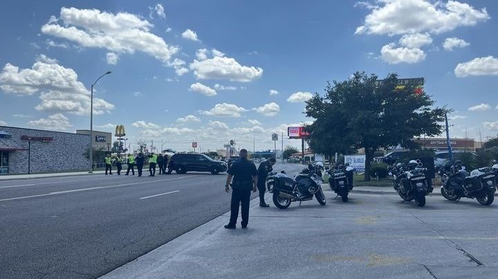 Abuelita es atropellada por camioneta Mercedes Benz en Laredo; está muy grave