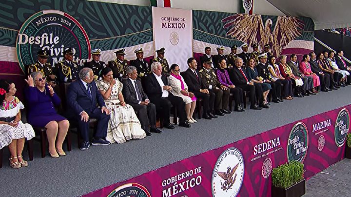 Encabeza AMLO su sexto Desfile Cívico Militar por 214 años del Grito de Independencia