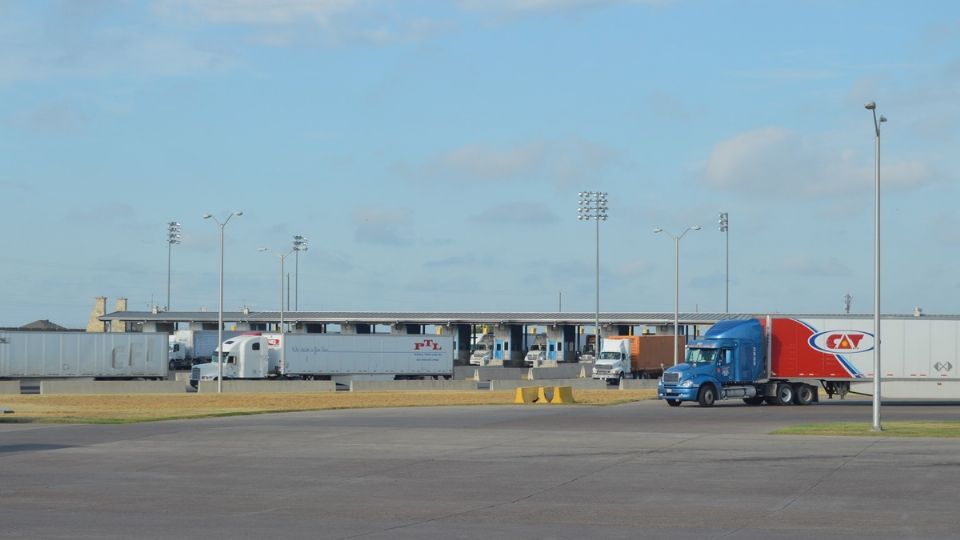 Ya labora personal de los puentes de carga de Laredo hacia México.