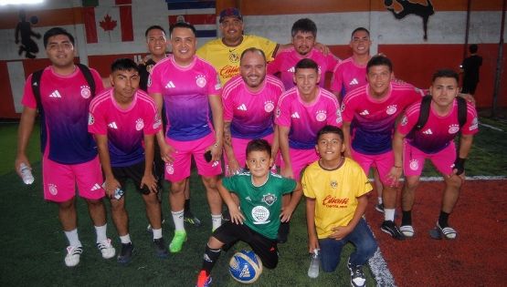 Doman a la fiera: deportivo QE golea a los Leones en la Bodega Indoor Soccer