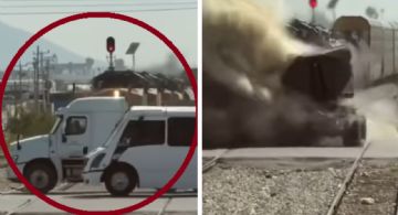 Tráiler de doble remolque quiere ganarle el paso al tren... ¡y lo parten en dos! | VIDEO