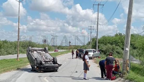 Mujer resulta lesionada en choque-volcadura de la Colonia Palmares