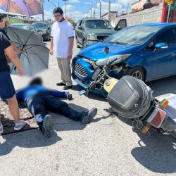 Motociclista sufre severo accidente en la Colonia Los Fresnos; conductora invadió su carril