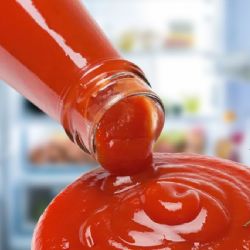 ¿La salsa cátsup se guarda dentro o fuera del refrigerador?