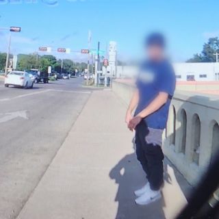 Policía de Laredo convence a hombre de no tirarse por un puente